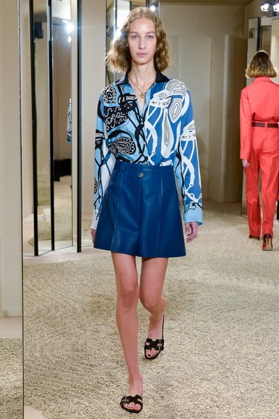 Look 10